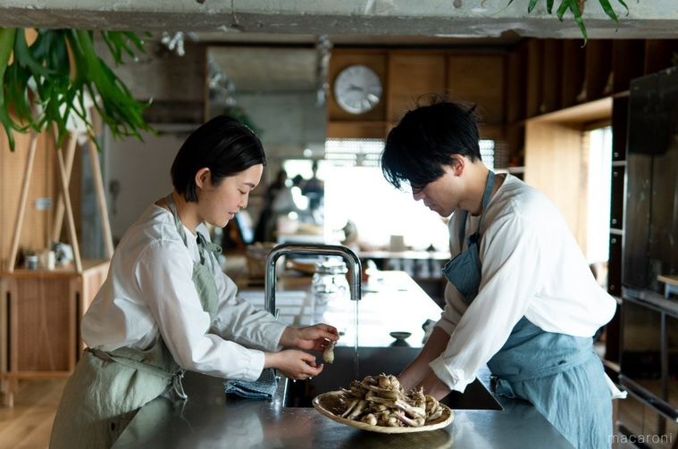 キッチンに夫婦ふたりで立つ様子