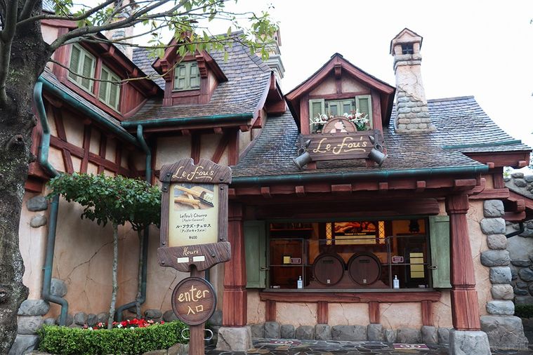 パーク初登場のチュロス!東京ディズニーランド®「ル・フウズ」はガストンの子分が営むスナック店の画像