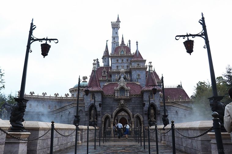 パーク初登場のチュロス!東京ディズニーランド®「ル・フウズ」はガストンの子分が営むスナック店の画像