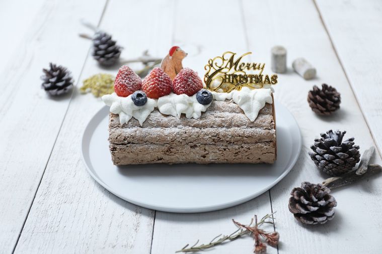 テーブルの上のクリスマスケーキ