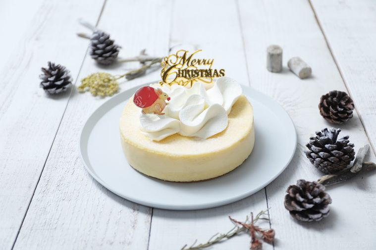 テーブルの上のクリスマスケーキ