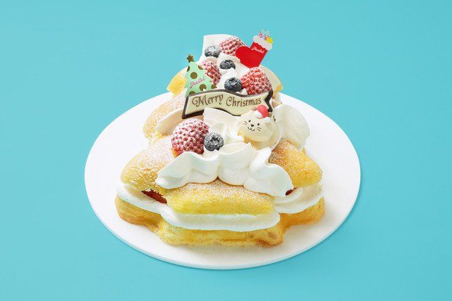 白い皿にのったパステルのXmasツリーケーキ