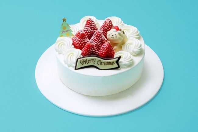 白い皿にのったパステルのXmasイチゴのショートケーキ5号