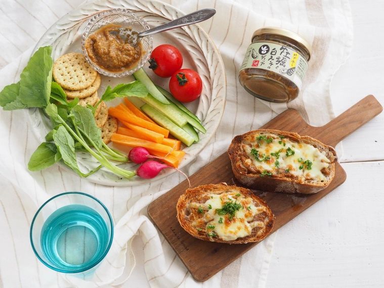 ゆず香る 牡蠣と白みその旨ディップとチーズのトーストと野菜スティックのプレート