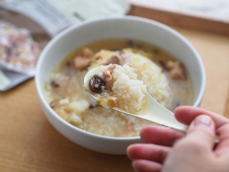 レンゲですくったサムゲタンをかけたごはん