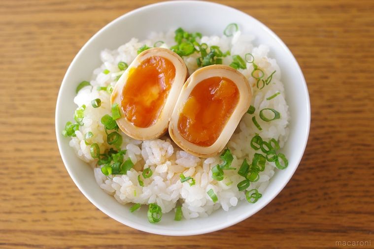 白い丼に盛り付けた味玉のせごはん