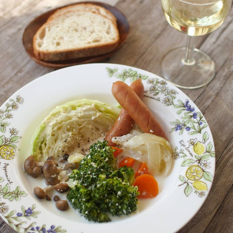 スープ皿に盛り付けたミルクポトフ