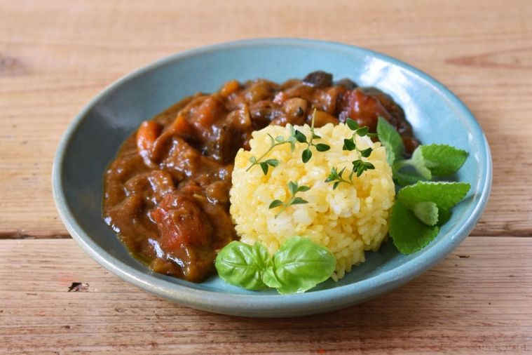 チーズごはんを添えたカレー