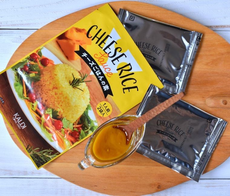 カレーやおにぎりが格段においしくなる。カルディ新作「チーズごはんの素」の活用レシピの画像