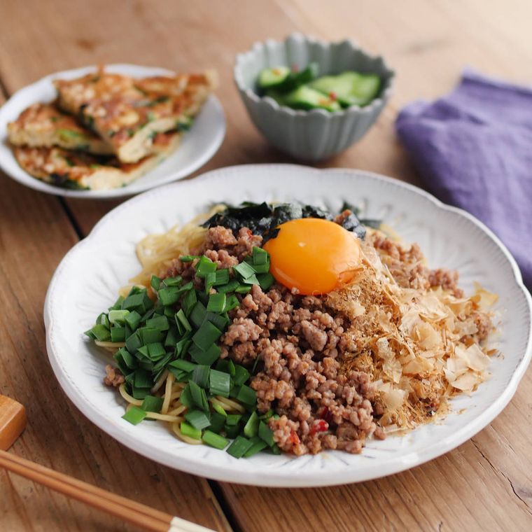 白い丸皿に盛られた、焼きそば麺の台湾まぜそば風