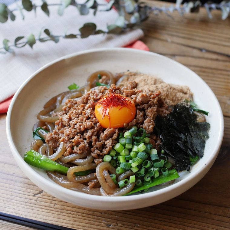 白い丸皿に盛られた、糸こんにゃくの台湾まぜそば