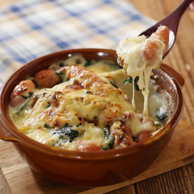 茶色い器に盛られたほうれん草のチーズグラタン