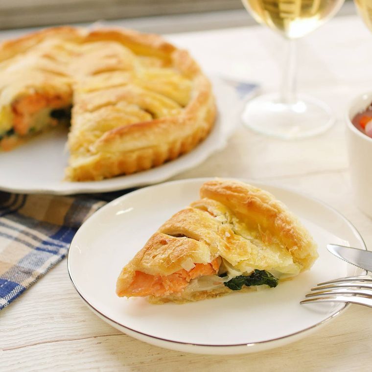 白い器に盛られた鮭とほうれん草のパイ包み焼き