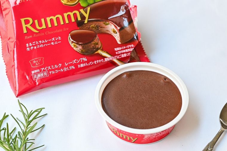 365日アイス女子が採点!ロッテ「ラミーチョコアイス」はレーズンたっぷりでファンの心を鷲掴みの画像