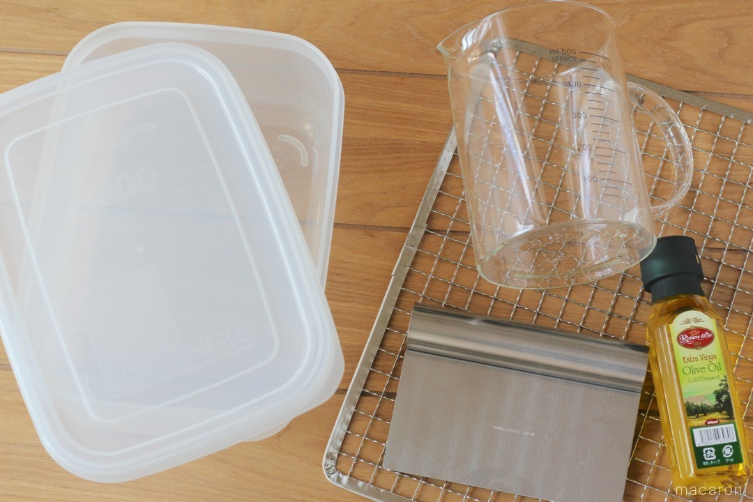 100均グッズで作れる 保存容器でもちもち食感のパンレシピ はじめてのパン作り 1 Macaroni