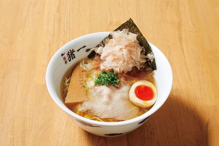 ラーメンがテーブルに置かれている