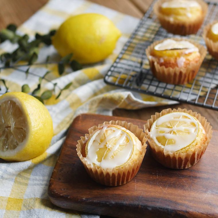 木製プレートに並んでいるハニーレモンマフィン