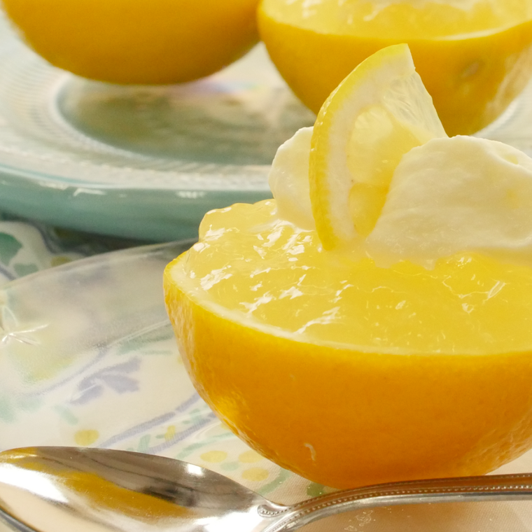 レモンのカップに入っているレモンゼリーとヨーグルトムース