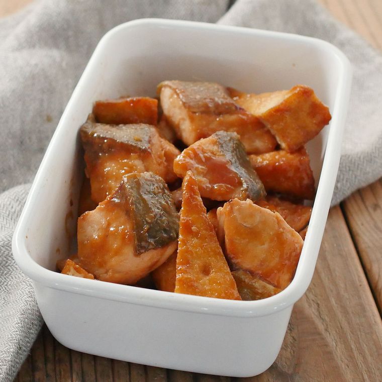 白いバットに入っている鮭と厚揚げのはちみつしょうが炒め