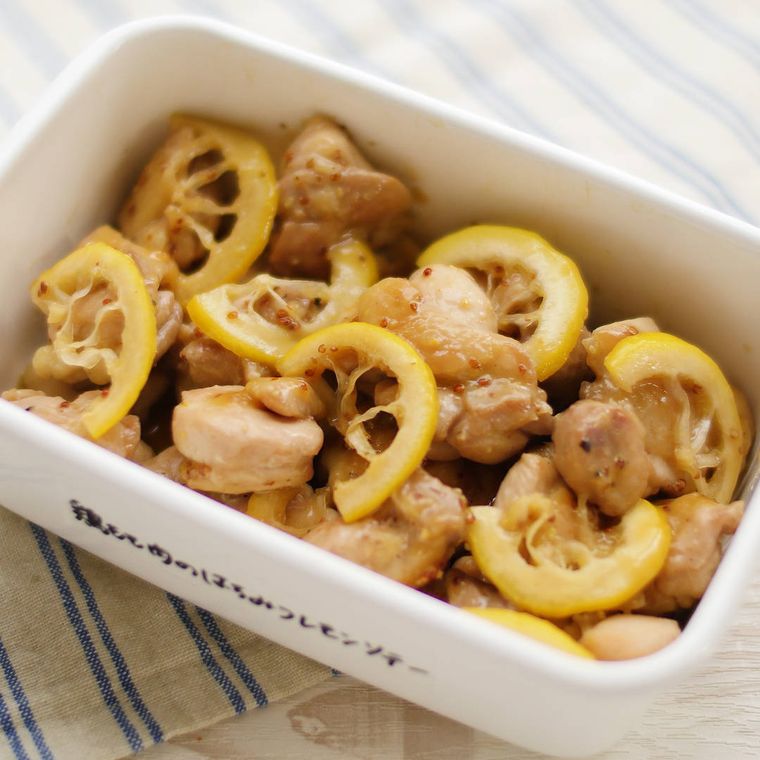 白いバットに入っている鶏もも肉のハニーマスタード炒め