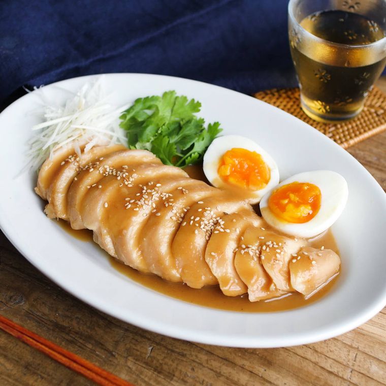 白い楕円型のお皿に盛り付けられている鶏むねチャーシュー