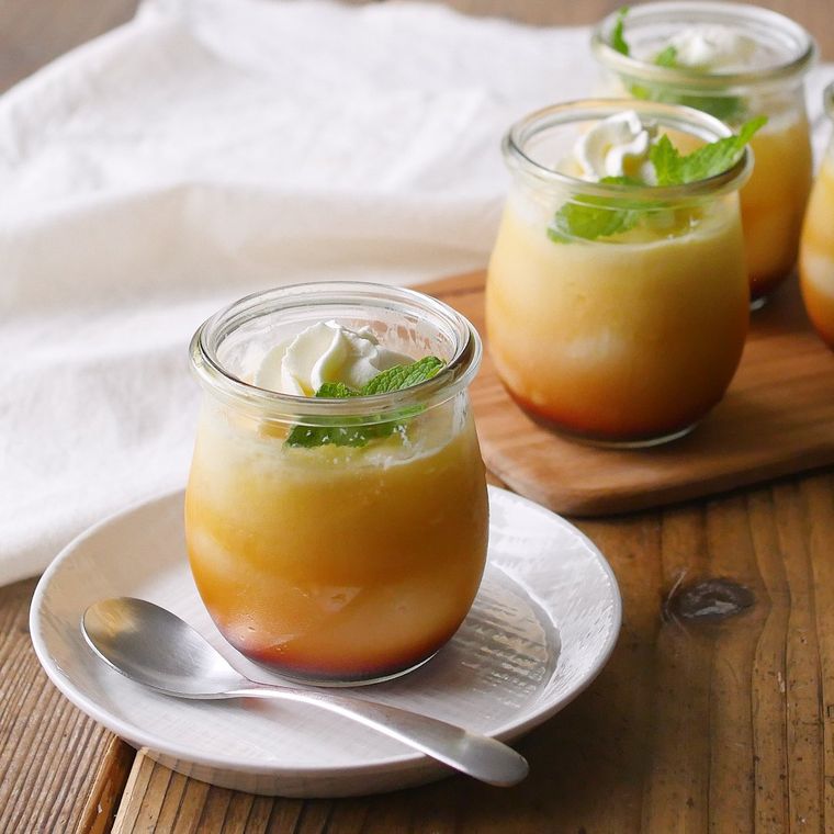 瓶に入っている生クリームトッピングのカスタードプリン