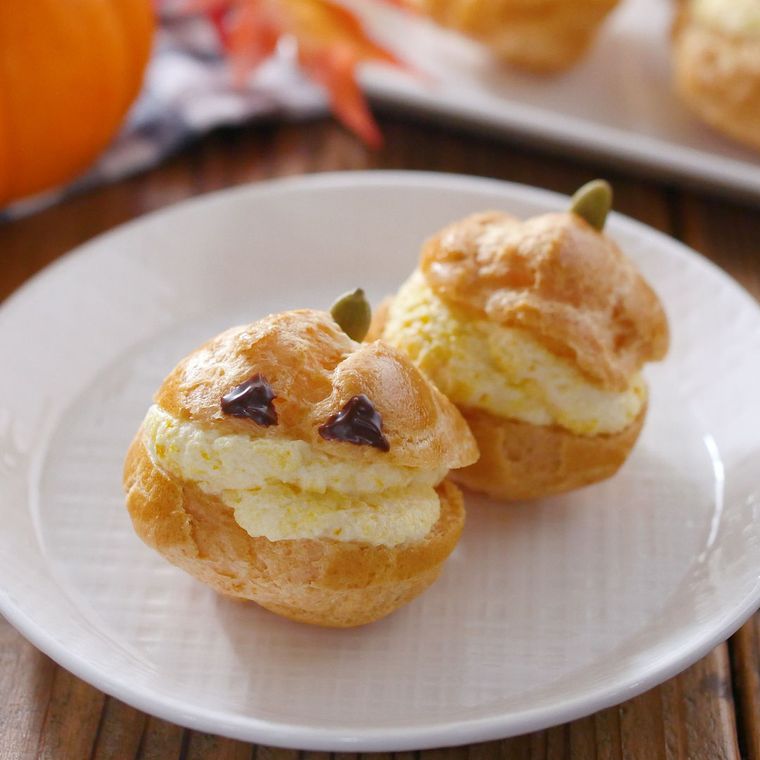 白いプレートに盛り付けたパンプキンプチシュー