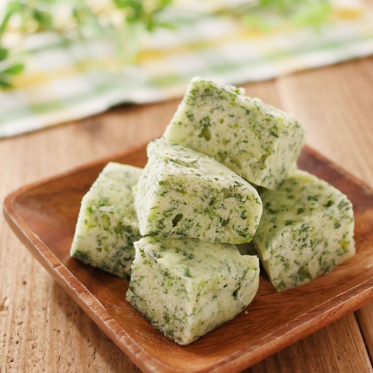 木製の角皿に盛りつけられたほうれん草のチーズ蒸しパン