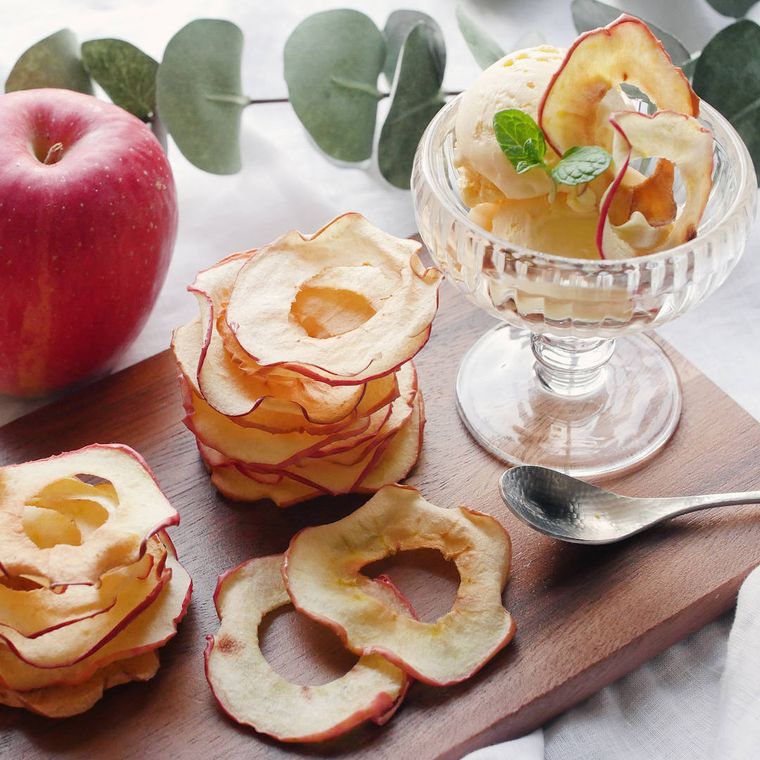 木のトレーの上に盛られた、パリパリりんごチップス