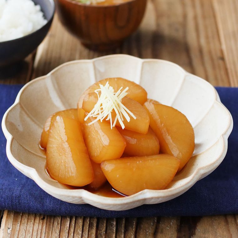 陶器に盛り付けた飴色大根の煮物