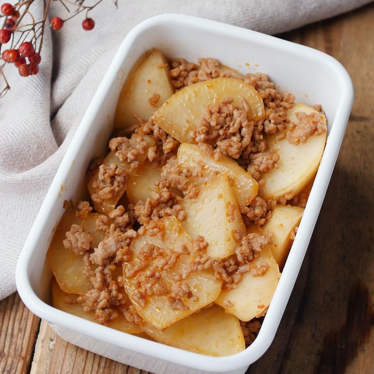 白い琺瑯容器に入った大根とひき肉のピリ辛炒め