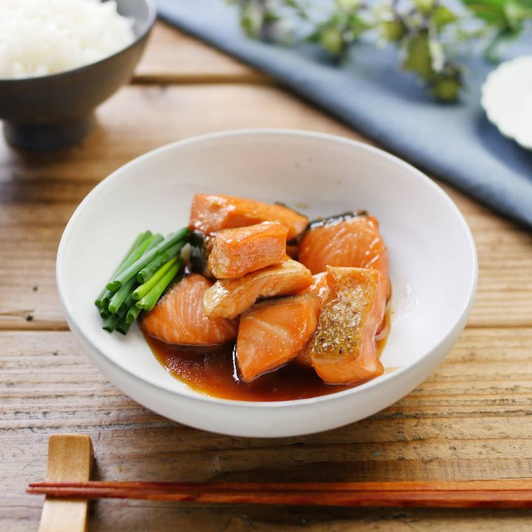 白い器に盛り付けた鮭の照り煮