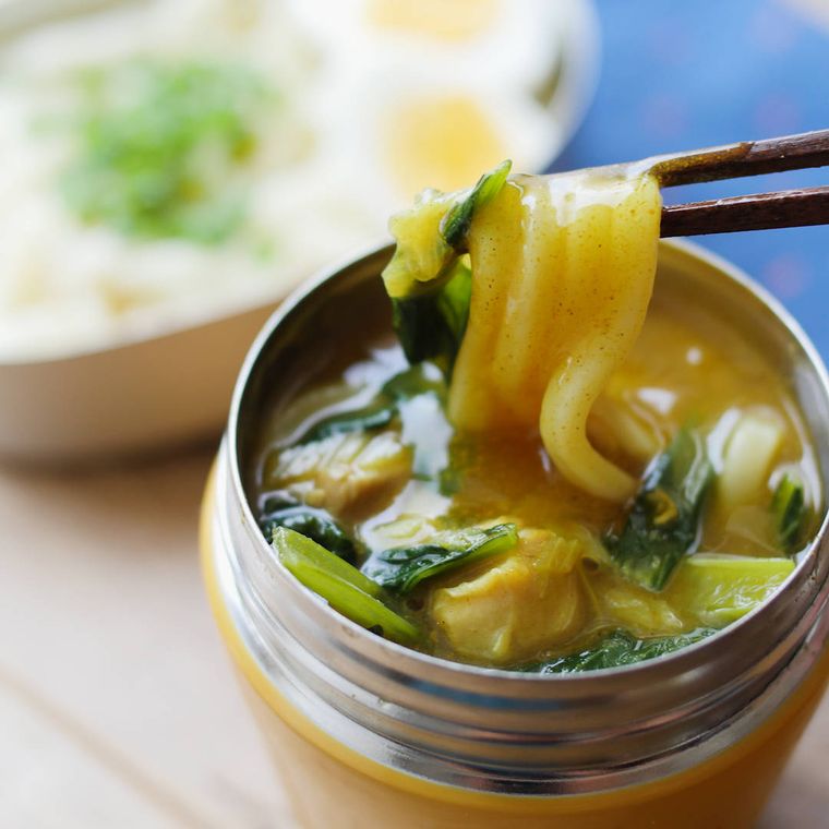 スープジャーに入ったカレー南蛮うどんを箸で持ち上げたところ