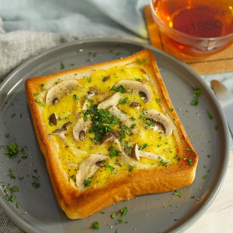 ベーコンときのこのキッシュ風トーストがグレーの皿に盛り付けられた様子