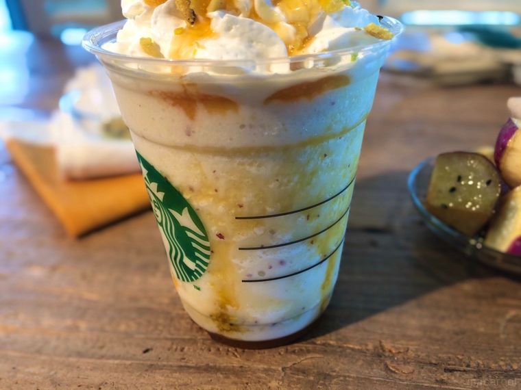 スタバの新作飲んでみた!オータム スイート ポテト フラペチーノ®は芋栗かぼちゃチップがおいしさの鍵の画像
