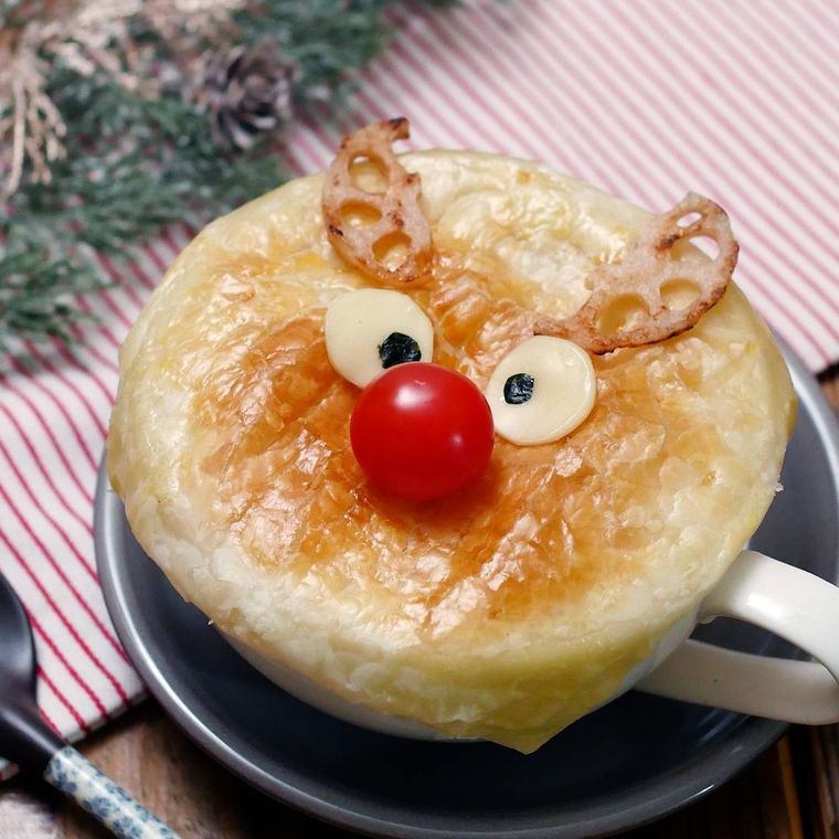 コーンクリームのポットパイがトナカイの顔に見立ててデコレーションされている様子