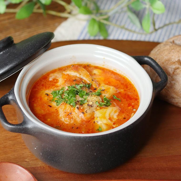 黒いスープマグに入った鶏団子のトマトチーズスープ