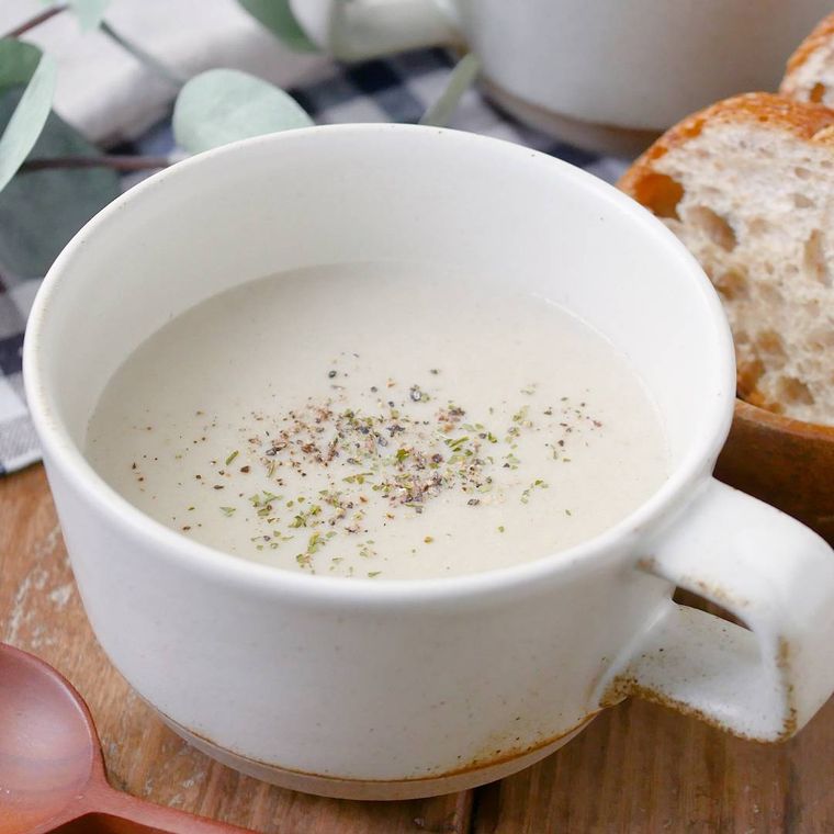 白い陶器のスープマグに注がれたきのこポタージュ