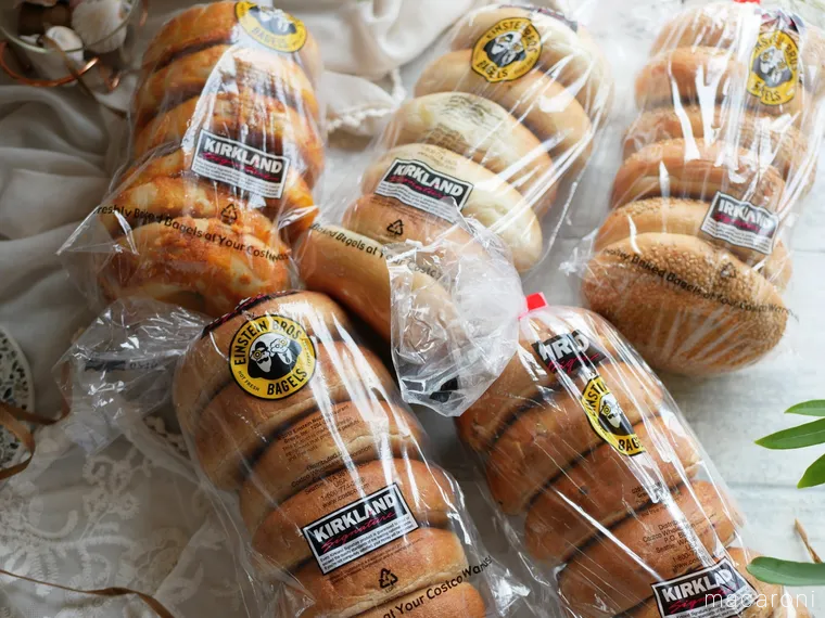 テーブルに並んだ数種のバラエティーベーグルパッケージ