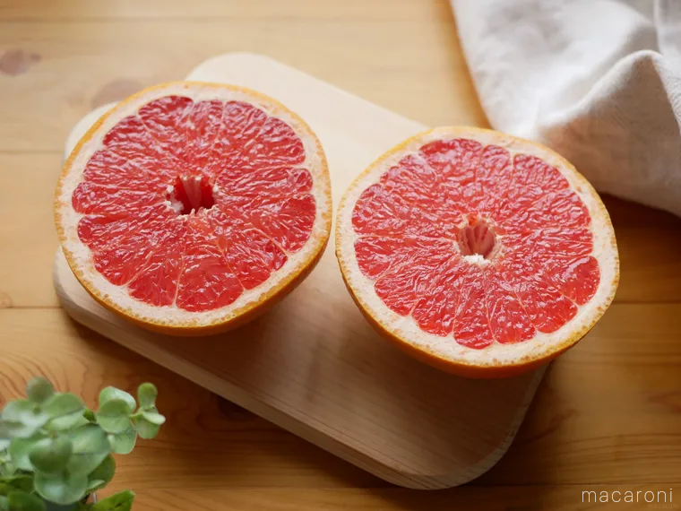 カットボードの上に半分にカットされたコストコのルビーグレープフルーツが置かれている様子