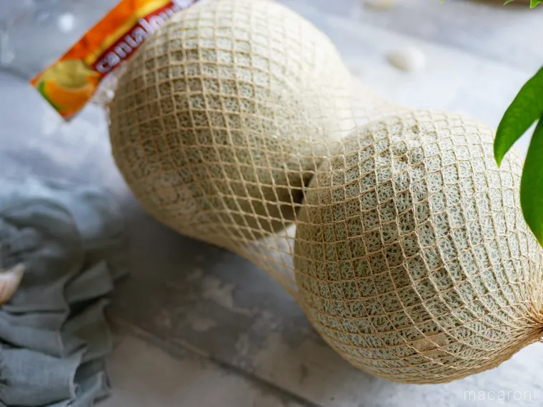 網に入ったコストコのカンタロープメロンが置かれている