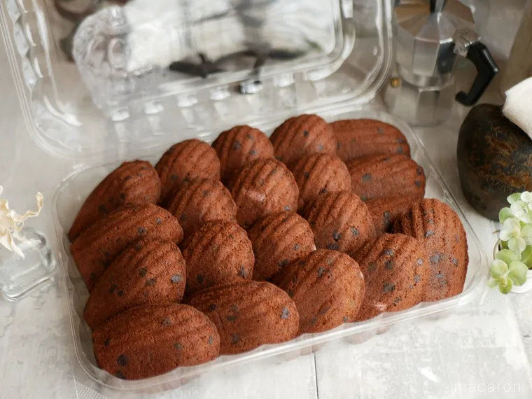 テーブルに置かれたチョコレートラバーマドレーヌのパッケージ開封後