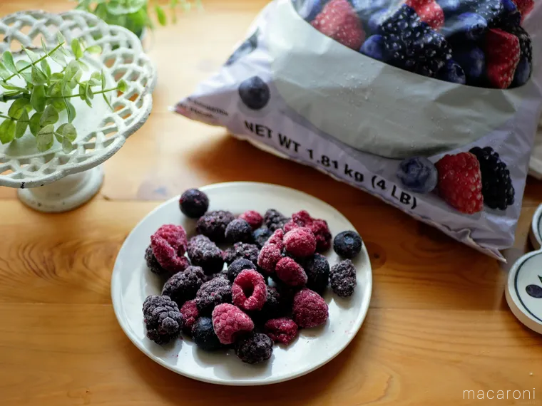 器に盛られたスリーベリーブレンドとパッケージがテーブルに置かれている様子