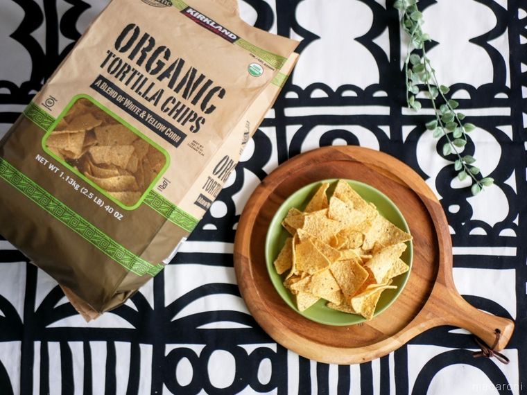 木製トレイの上のコストコのオーガニックトルティーヤチップス
