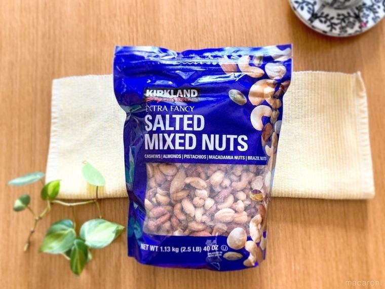テーブルに置かれたコストコの袋入りミックスナッツ