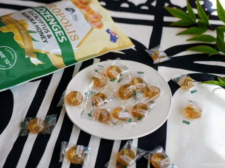 コストコのプロポリスキャンディの中身、パッケージがテーブルに並んでいる様子