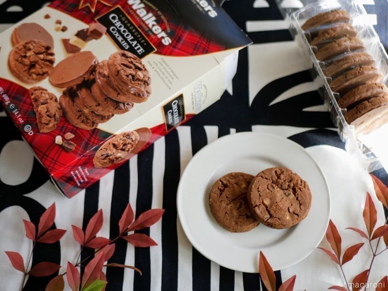 ウォーカーズのチョコレートクッキーの中身、パッケージがテーブルに並んでいる様子