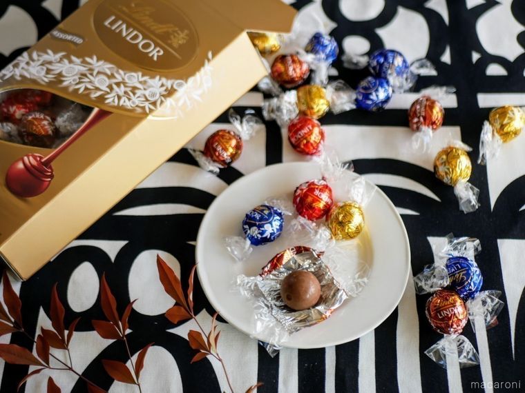 リンツのチョコレートの中身、パッケージがテーブルに並んでいる様子