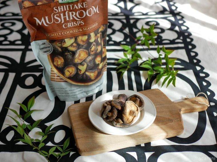 カットボードの上のコストコのシイタケマッシュルームクリスプ