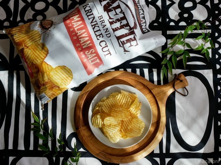 木製トレイの上のコストコのケトルポテトチップス